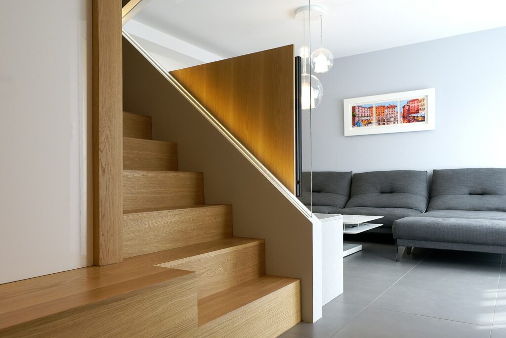 Martine et Alain - aménagement salon sur-mesure - menuiserie escalier - agencement intérieur paris Montreuil vincennes - Cocré-art