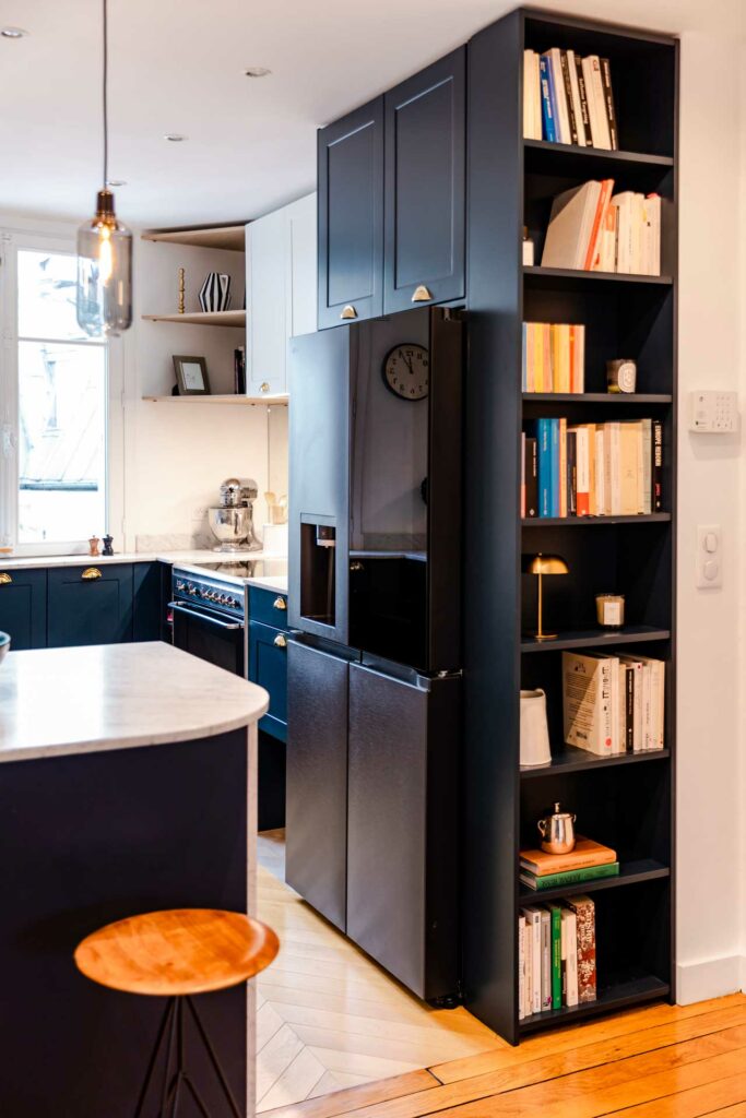 Conception et réalisation d'une cuisine parisienne alliant élégance contemporaine, fonctionnalité optimisée et finitions haut de gamme.