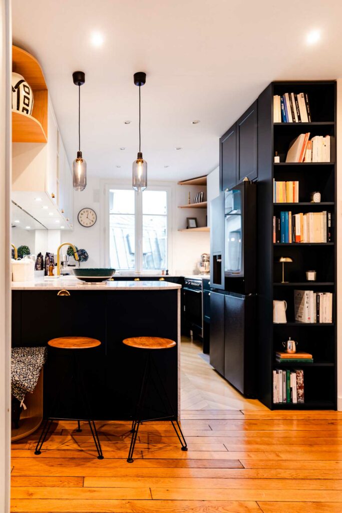 Conception et réalisation d'une cuisine parisienne alliant élégance contemporaine, fonctionnalité optimisée et finitions haut de gamme.